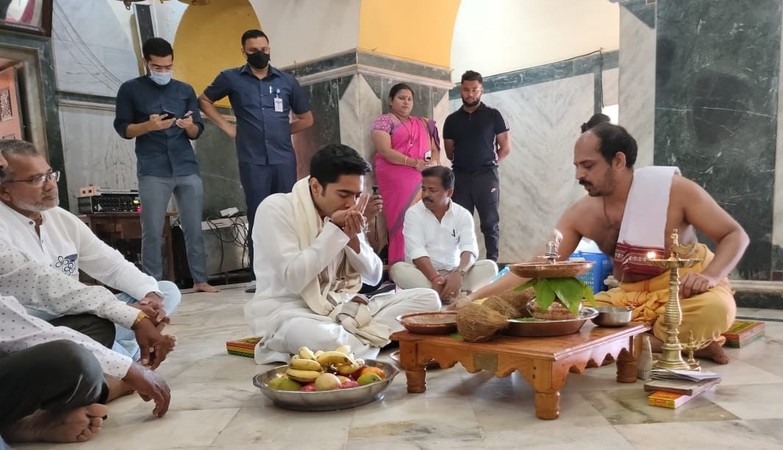 Abhishek offers prayer at Rudreswar temple during Goa trip
