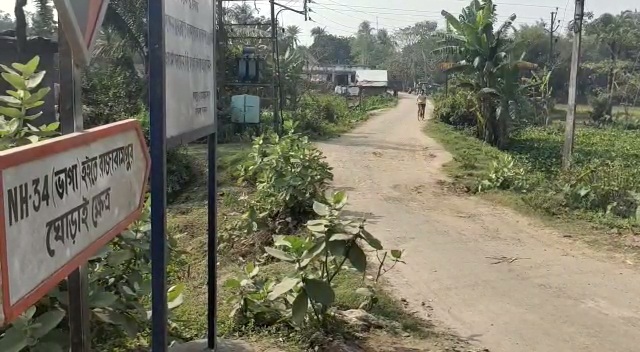 BREAKING: Upset over inordinate delay in making PMGSY road, villagers gheraoed engineers in Nadia