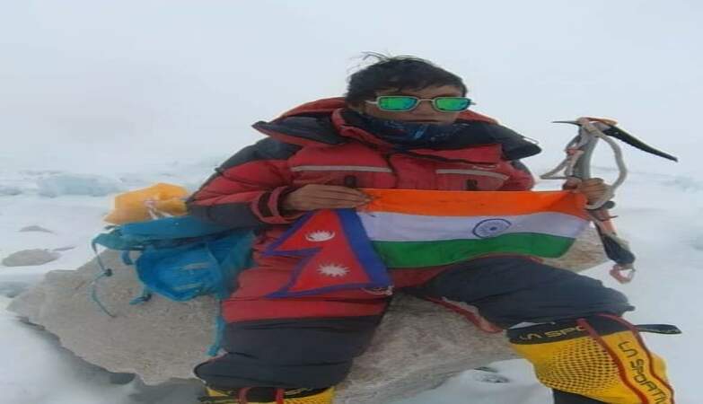 Bengal woman scripts history, climbs Everest without oxygen